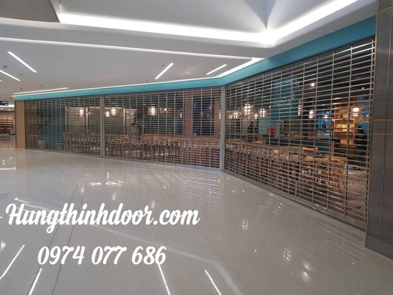Cửa cuốn khớp thoáng tại trung tâm thương mại