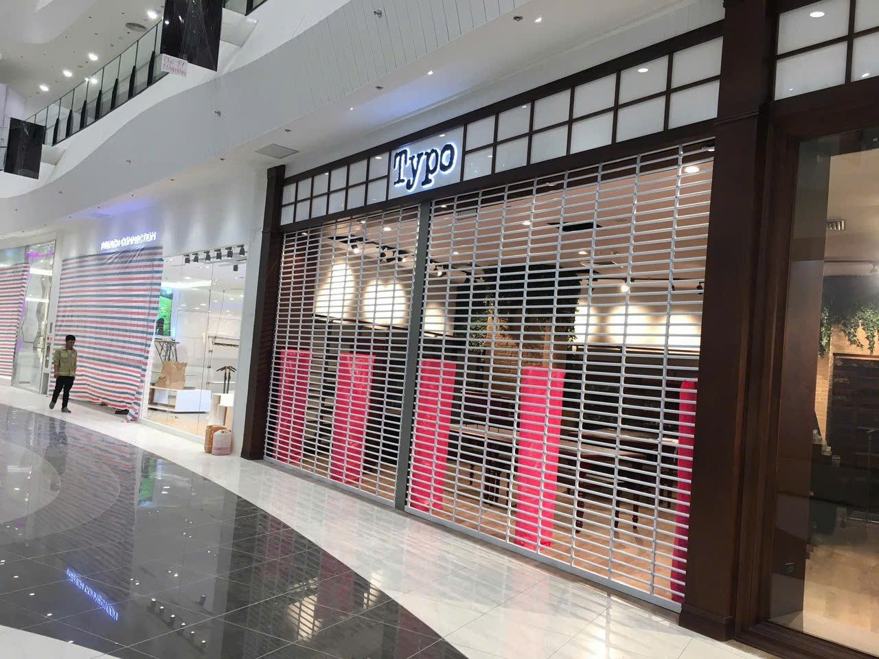 cửa cuốn khớp thoáng Hưng thịnh door lắp tại Aeon long Biên
