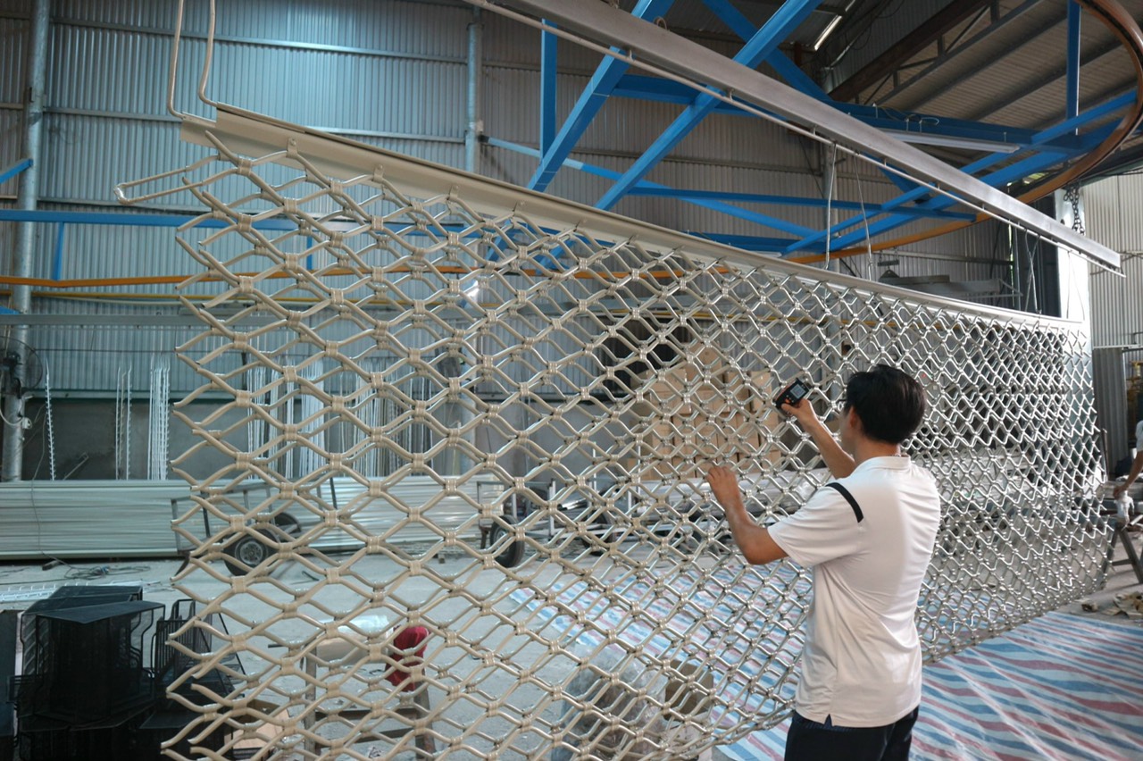 Kiểm tra độ dầy lớp sơn cửa cuốn mắt cáo